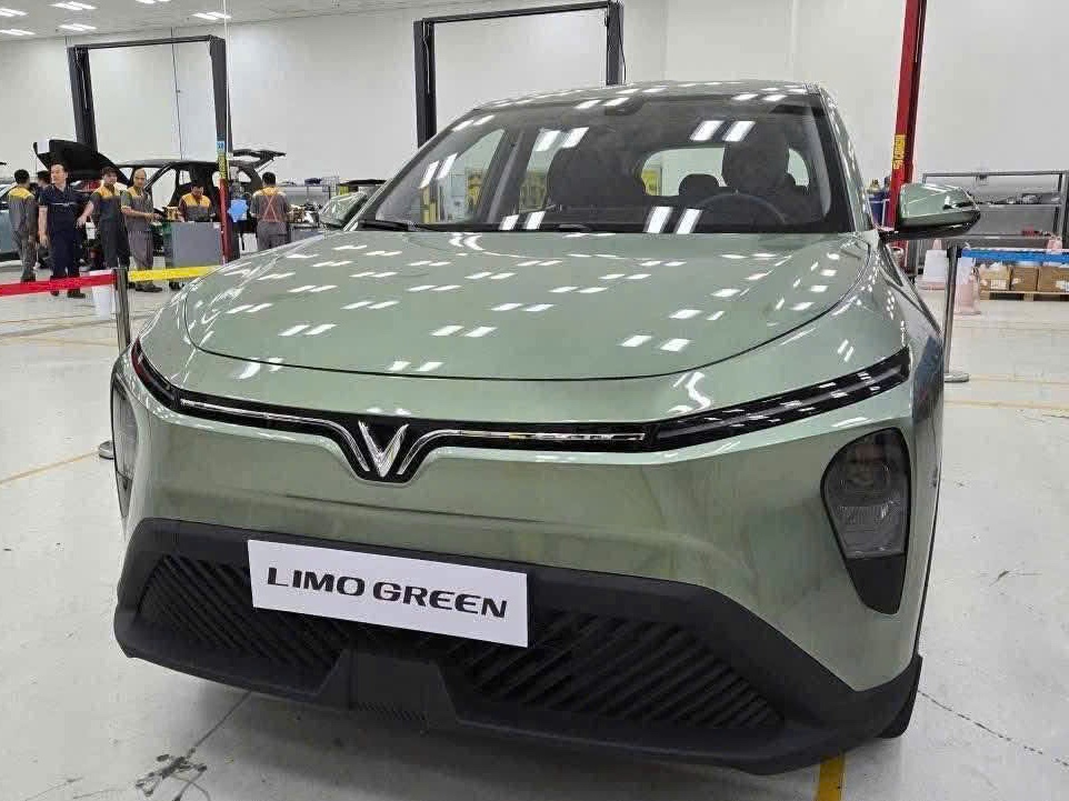 Vinfast Limo Green 6 VinFast Limo Green
