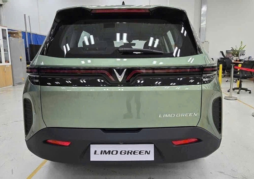 Vinfast Limo Green 7 VinFast Limo Green